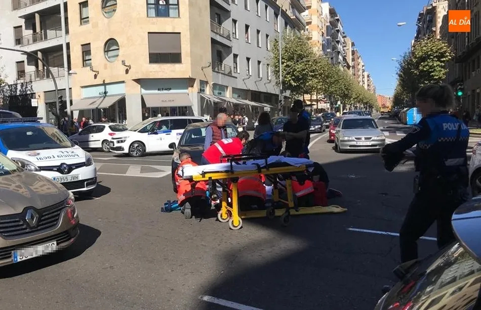Foto 3 - Un ciclista herido tras una colisi&oacute;n con un veh&iacute;culo en el cruce de Mar&iacute;a Auxiliadora con...
