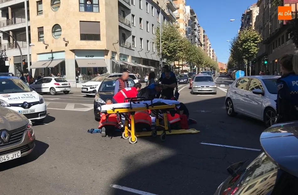Foto 2 - Un ciclista herido tras una colisi&oacute;n con un veh&iacute;culo en el cruce de Mar&iacute;a Auxiliadora con...