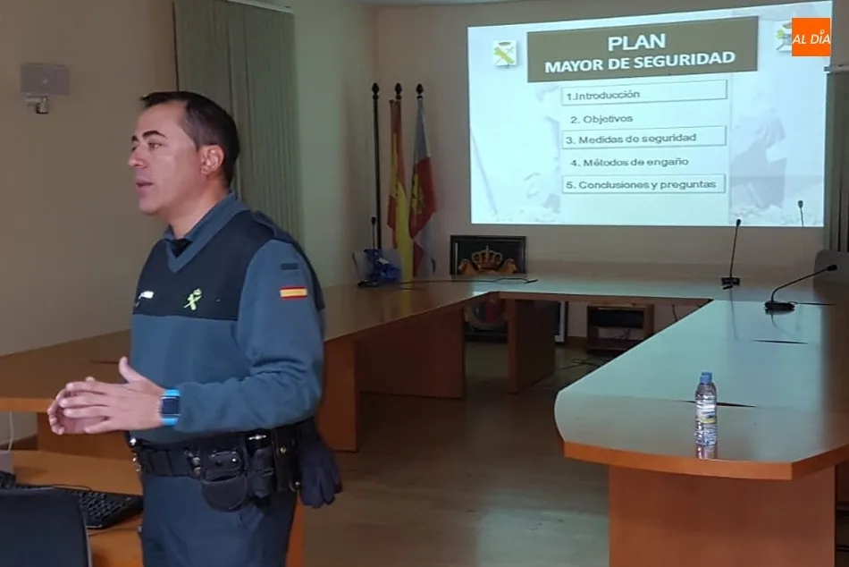 Foto 2 - La Guardia Civil informa sobre el Plan de seguridad dirigido a personas mayores  