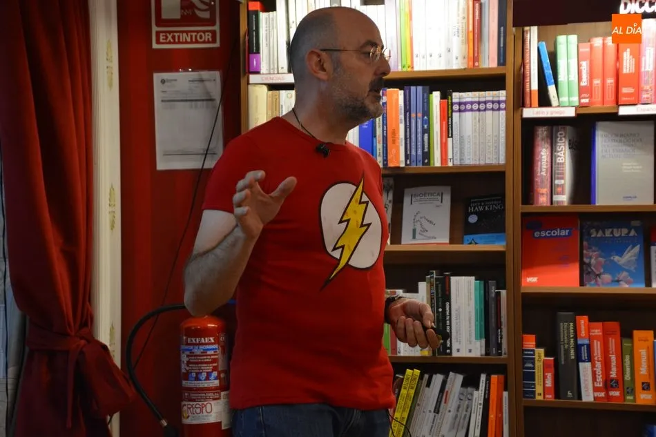 Foto 9 - Fernando Mart&iacute;nez Llorca presenta Los fil&oacute;sofos y la libertad en Santos Ochoa