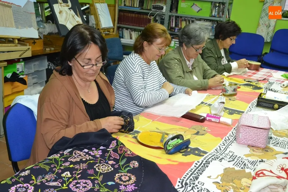 Foto 7 - El taller de costura del Bot&oacute;n Charro, a pleno rendimiento  