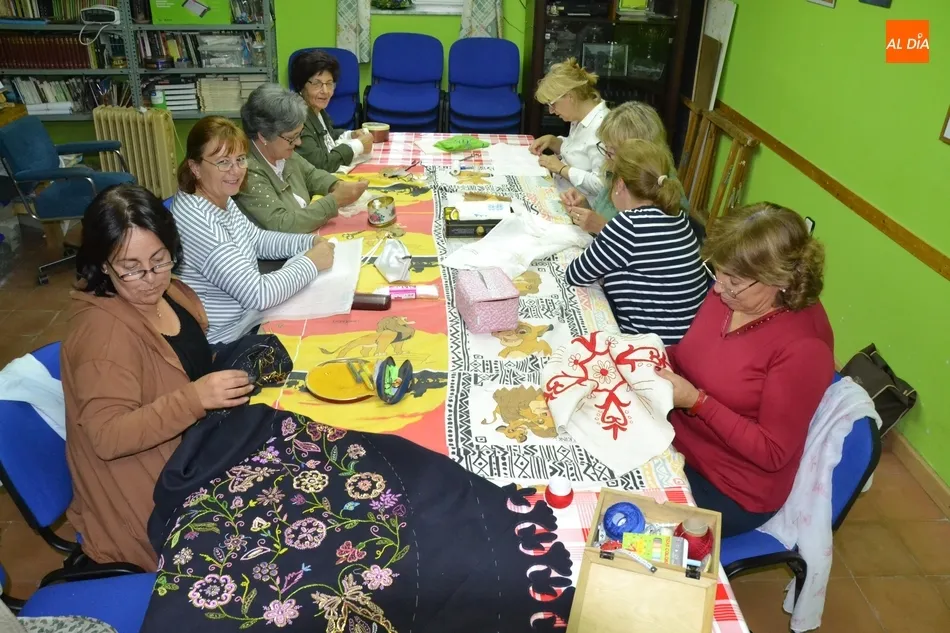 El taller de costura del Botón Charro, a pleno rendimiento  