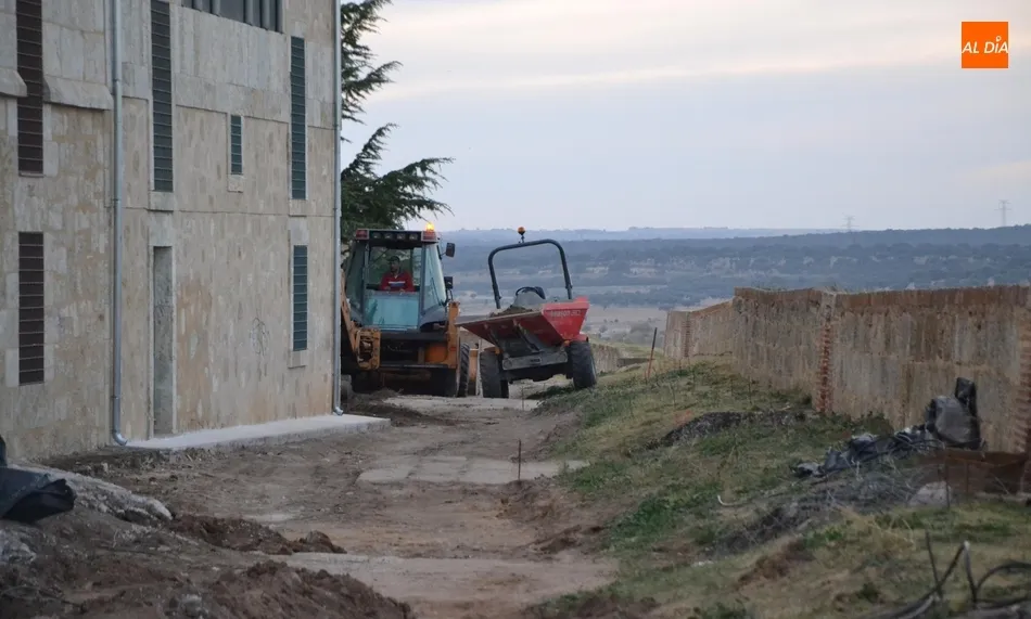 Foto 6 - Las reiniciadas obras del adarve sacan a la luz estructuras antiguas  