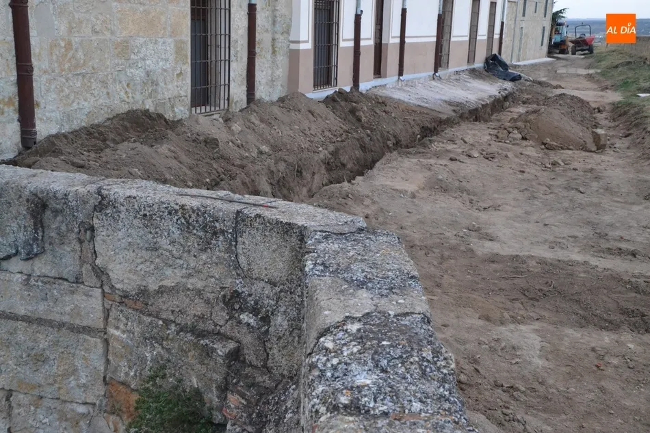 Foto 4 - Las reiniciadas obras del adarve sacan a la luz estructuras antiguas  