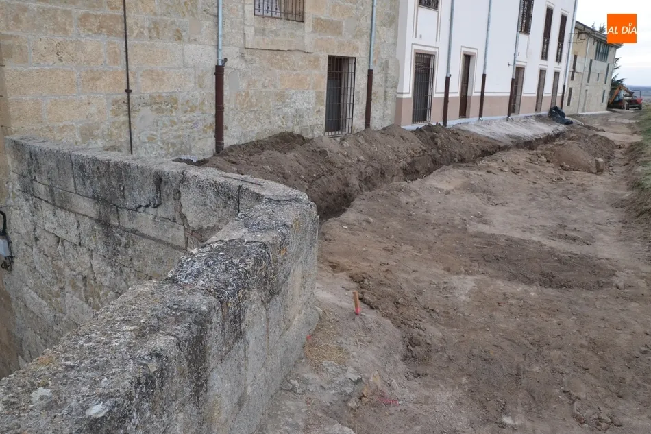 Foto 5 - Las reiniciadas obras del adarve sacan a la luz estructuras antiguas  