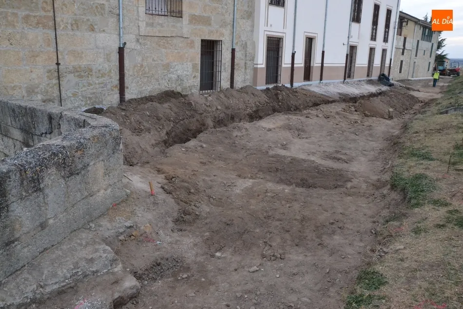 Las reiniciadas obras del adarve sacan a la luz estructuras antiguas  