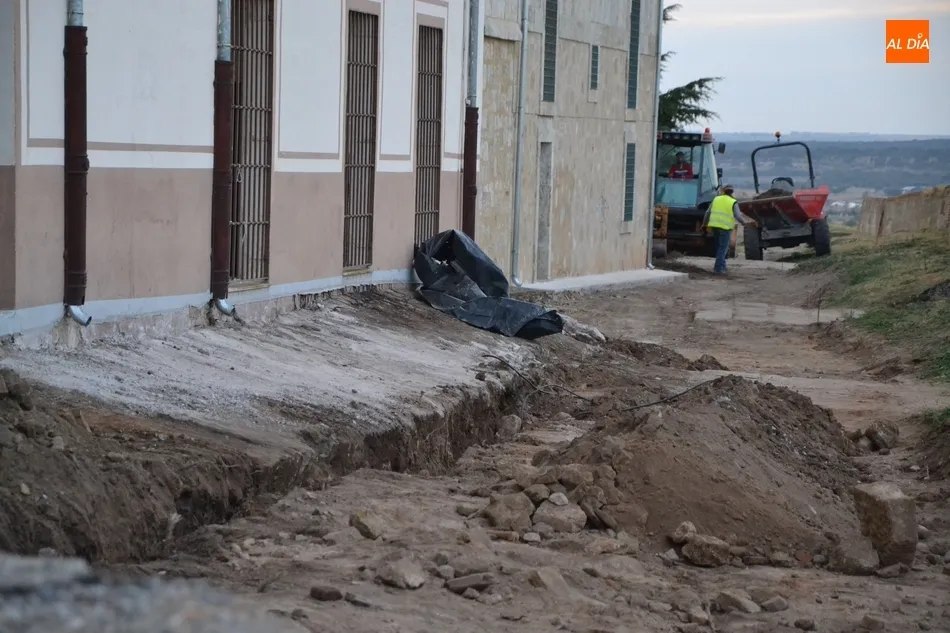 Foto 3 - Las reiniciadas obras del adarve sacan a la luz estructuras antiguas  