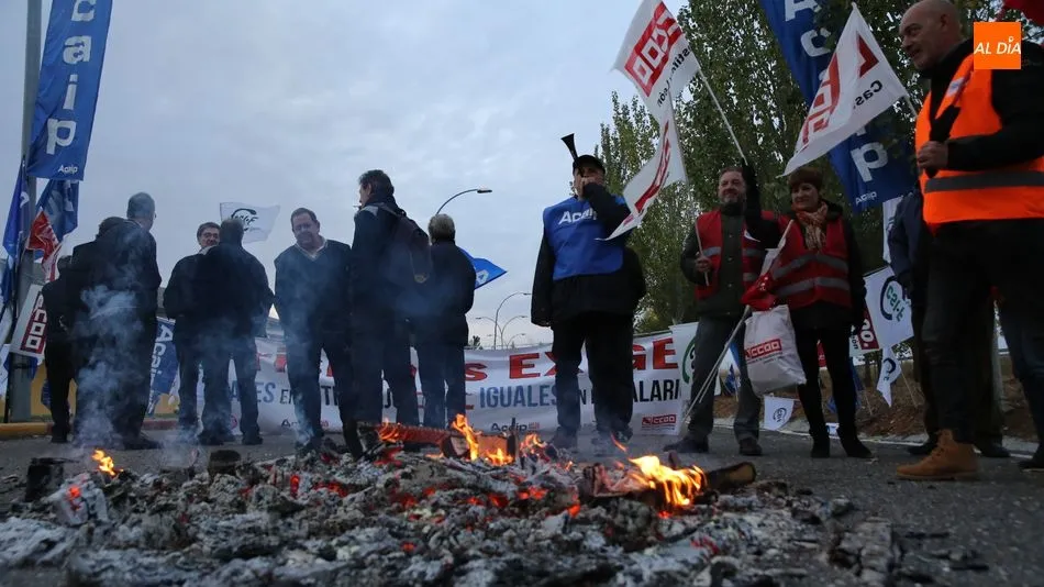 Protesta de los funcionarios de Prisiones a primera hora de la mañana en Topas. Fotos: Alberto Martín