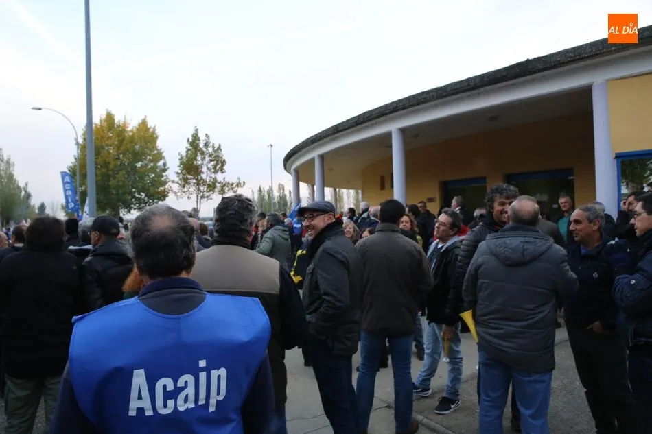 Foto 10 - Seguimiento masivo de la huelga de funcionarios de Prisiones con protesta a la puerta de Topas