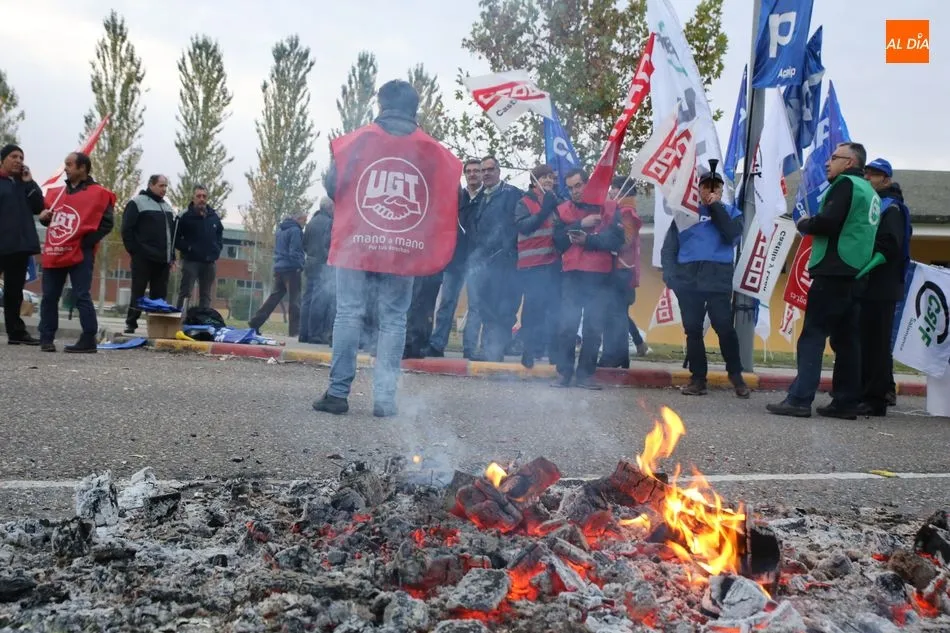 Foto 7 - Seguimiento masivo de la huelga de funcionarios de Prisiones con protesta a la puerta de Topas
