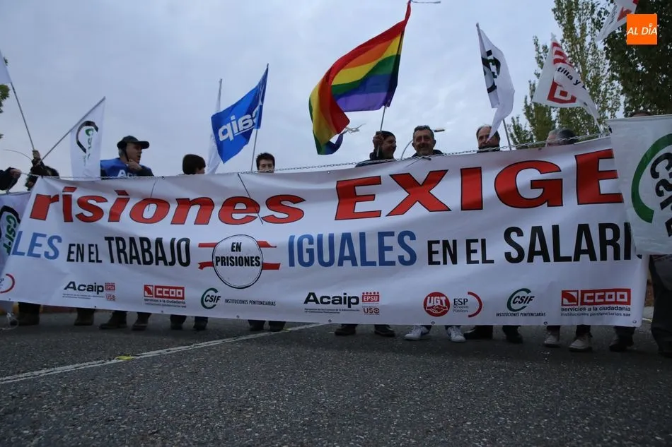 Foto 6 - Seguimiento masivo de la huelga de funcionarios de Prisiones con protesta a la puerta de Topas