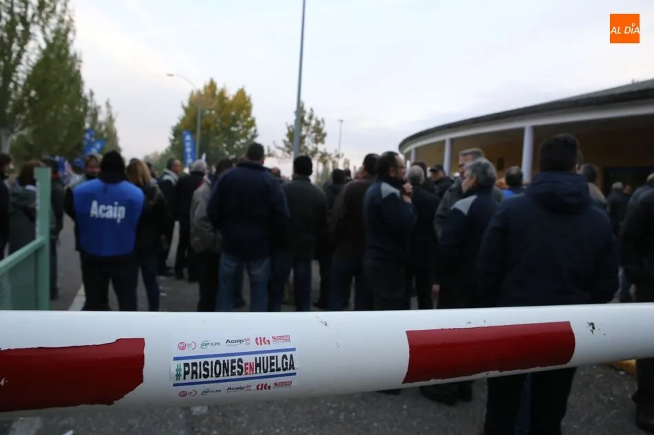 Foto 4 - Seguimiento masivo de la huelga de funcionarios de Prisiones con protesta a la puerta de Topas