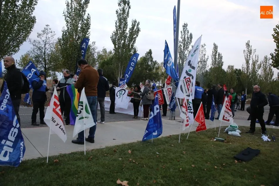 Foto 3 - Seguimiento masivo de la huelga de funcionarios de Prisiones con protesta a la puerta de Topas