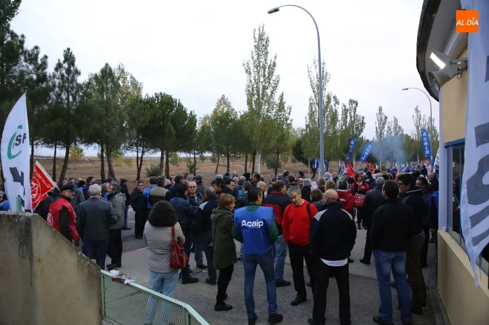 Foto 2 - Seguimiento masivo de la huelga de funcionarios de Prisiones con protesta a la puerta de Topas
