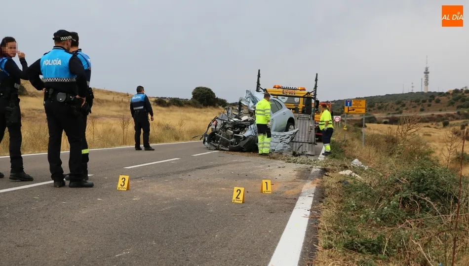 Una grúa retira del lugar el vehículo en el que viajaba la niña fallecida. Foto: Miguel Corral