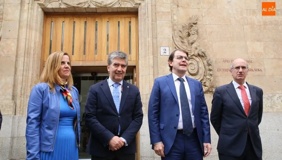 Esther del Brío, Ignacio Cosidó, Alfonso Fernández Mañueco y Javier Iglesias, a la puerta del Archivo. Fotos: Alberto Martín