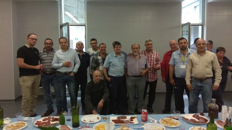 Maxi Rodríguez celebra su jubilación con sus compañeros de mantenimiento en el Hospital  