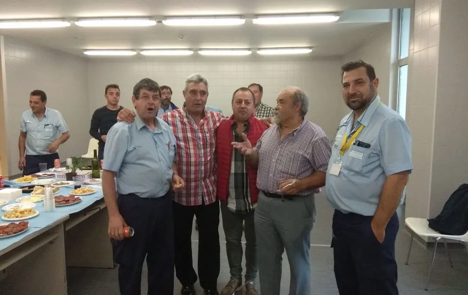 Foto 6 - Maxi Rodr&iacute;guez celebra su jubilaci&oacute;n con sus compa&ntilde;eros de mantenimiento en el Hospital  