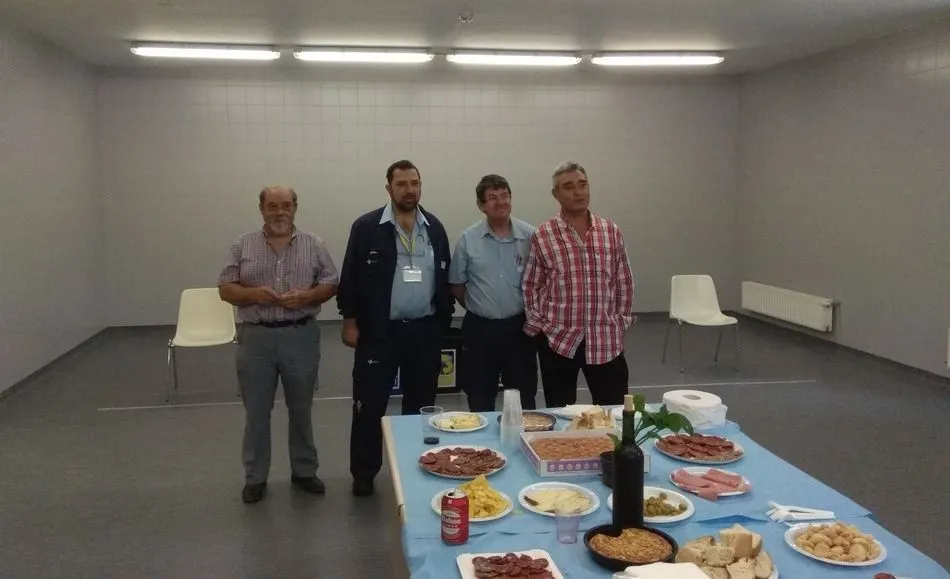 Foto 5 - Maxi Rodr&iacute;guez celebra su jubilaci&oacute;n con sus compa&ntilde;eros de mantenimiento en el Hospital  