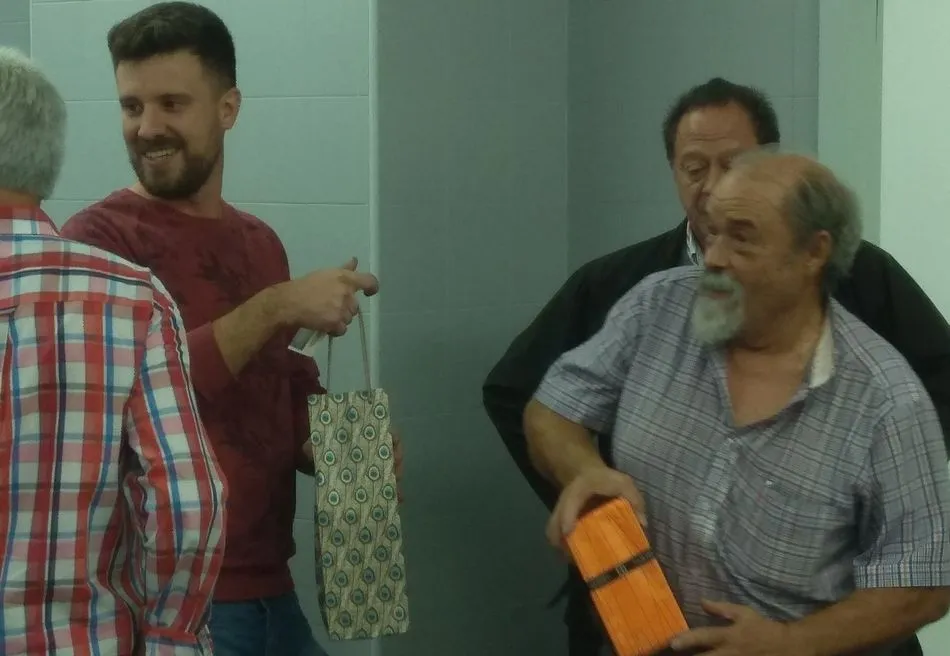 Foto 4 - Maxi Rodr&iacute;guez celebra su jubilaci&oacute;n con sus compa&ntilde;eros de mantenimiento en el Hospital  