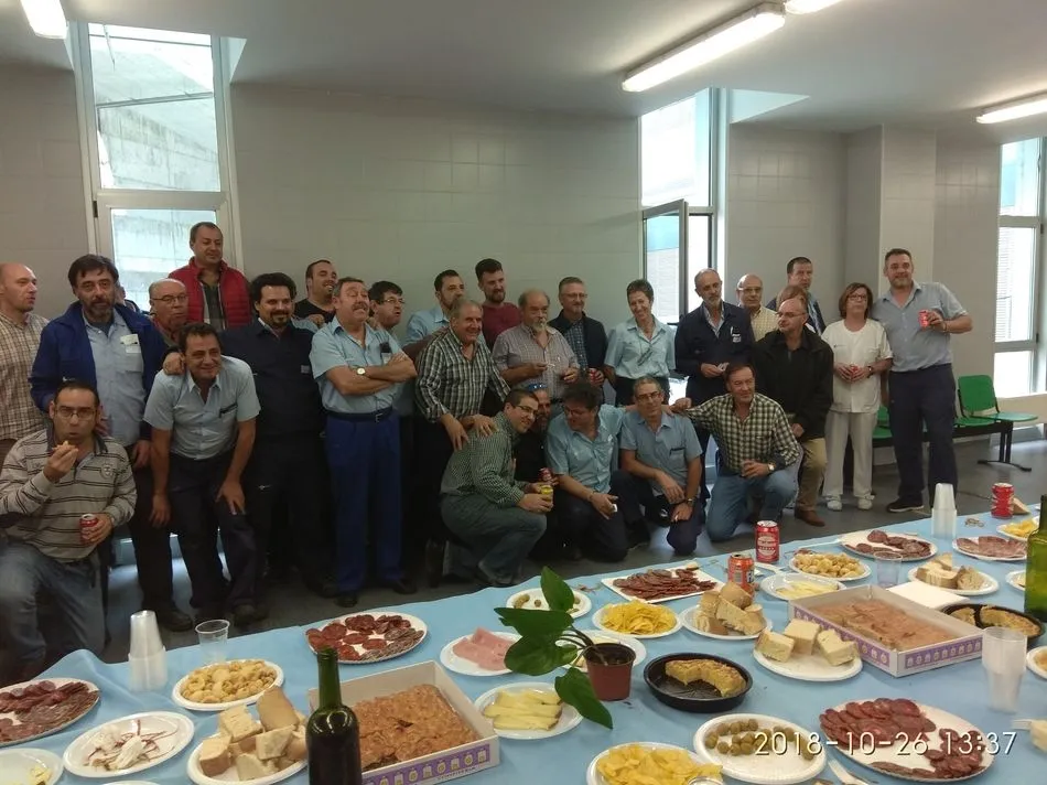 Foto 3 - Maxi Rodr&iacute;guez celebra su jubilaci&oacute;n con sus compa&ntilde;eros de mantenimiento en el Hospital  