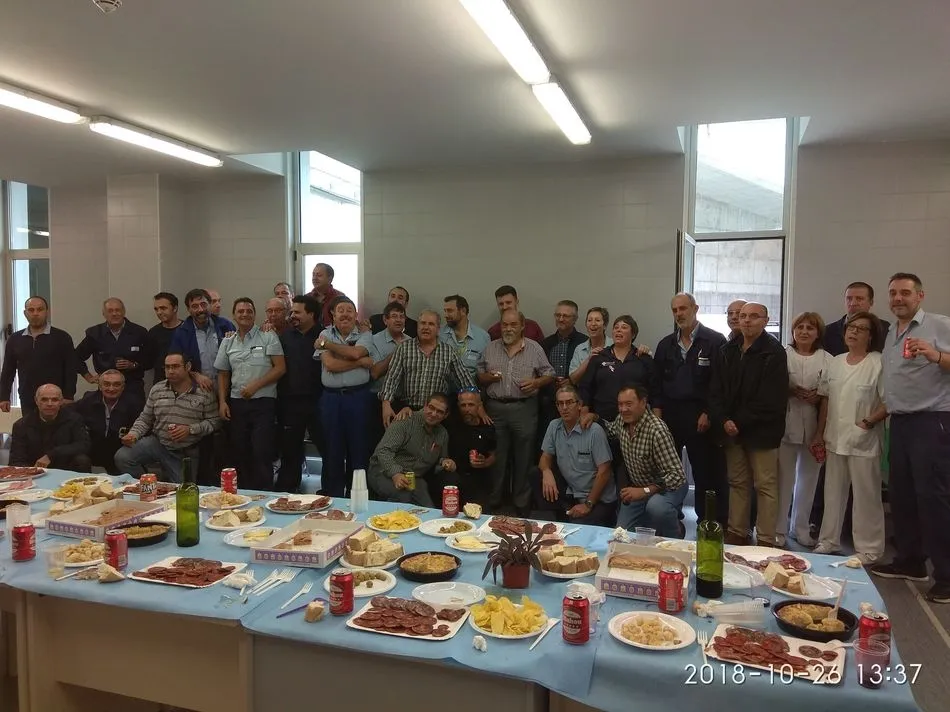 Foto 2 - Maxi Rodr&iacute;guez celebra su jubilaci&oacute;n con sus compa&ntilde;eros de mantenimiento en el Hospital  