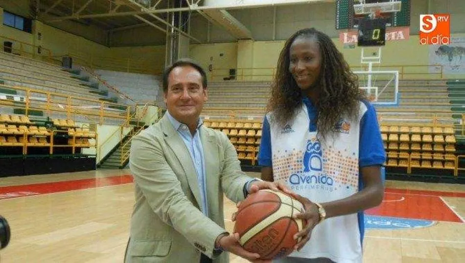 NDour, junto a Jorge Recio, el día de su presentación como jugadora de Avenida.