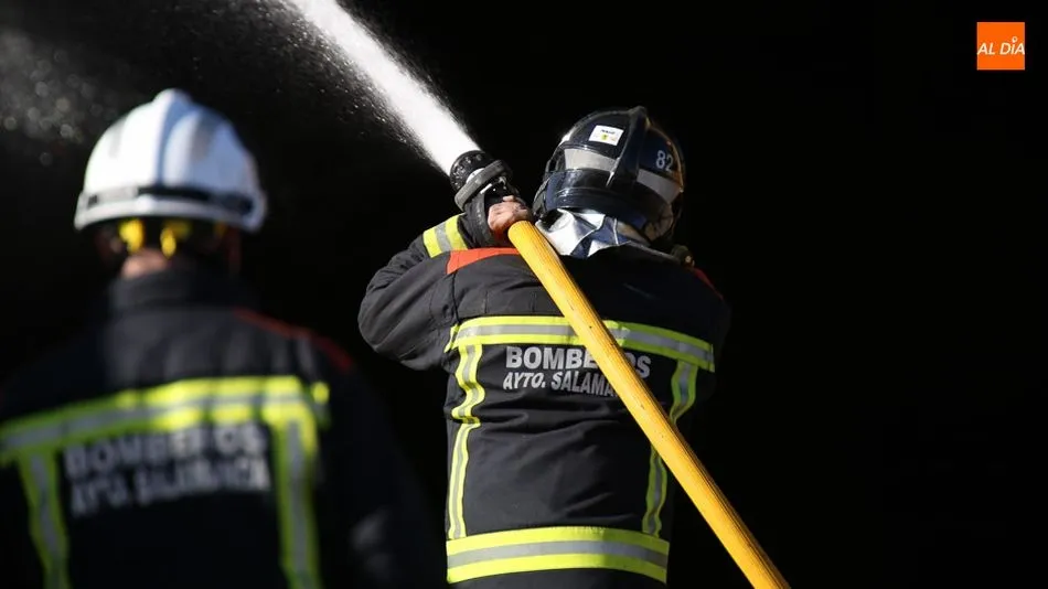 Bomberos de Salamanca durante una intervención.