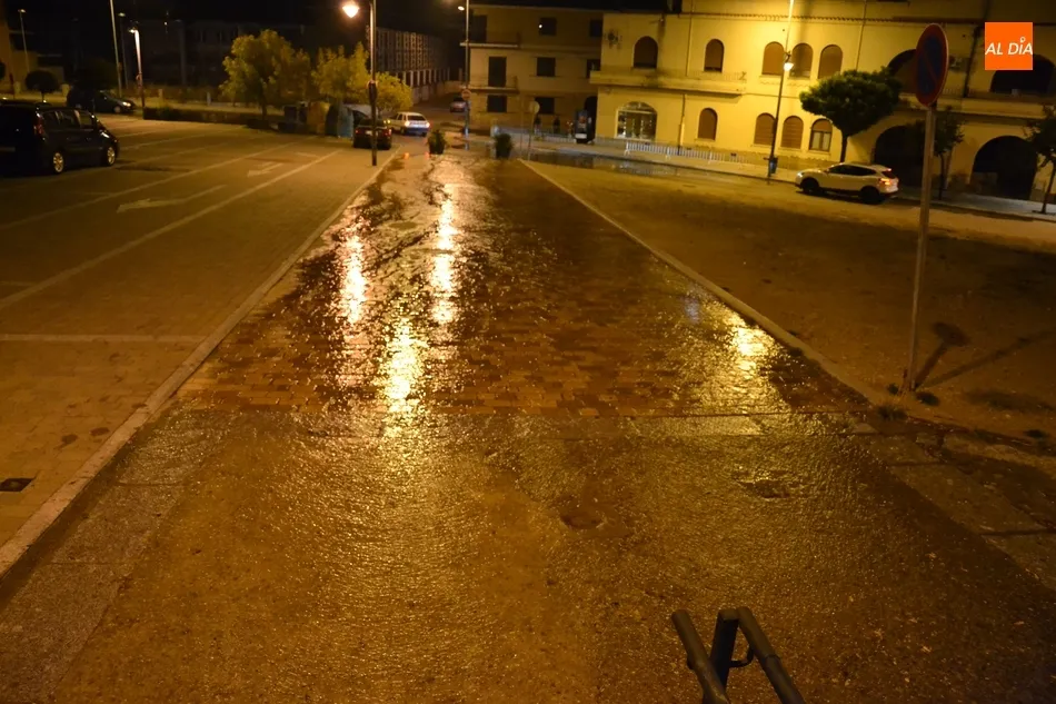 Foto 10 - La R&uacute;a del Sol, convertida en una balsa de agua por una fuga  