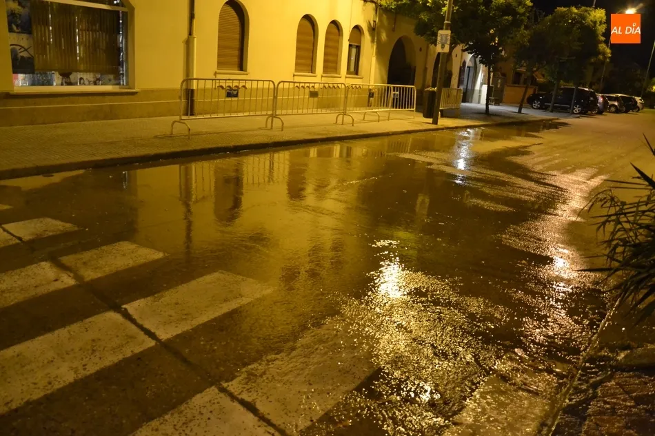 Foto 8 - La R&uacute;a del Sol, convertida en una balsa de agua por una fuga  