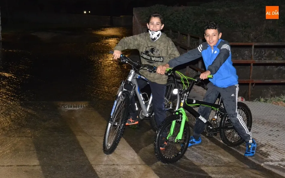 Eh, sácanos una foto: Disfrutando de la fuga de agua  