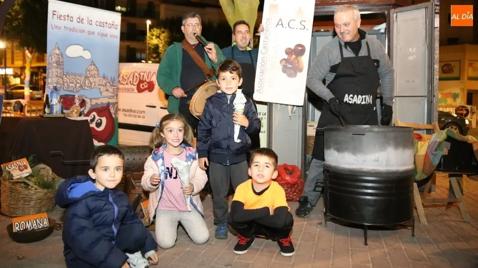 Varios niños disfrutan de la actividad en la Plaza del Oeste. Fotos: Alberto Martín