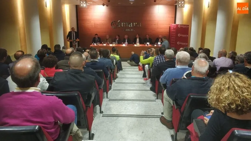 Foto 3 - Stoichkov, Goikoetxea y Juan Carlos visten de azulgrana la C&aacute;mara de Comercio