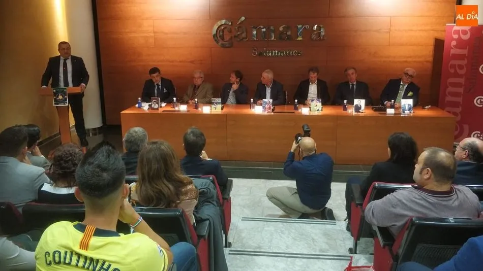 Foto 2 - Stoichkov, Goikoetxea y Juan Carlos visten de azulgrana la C&aacute;mara de Comercio