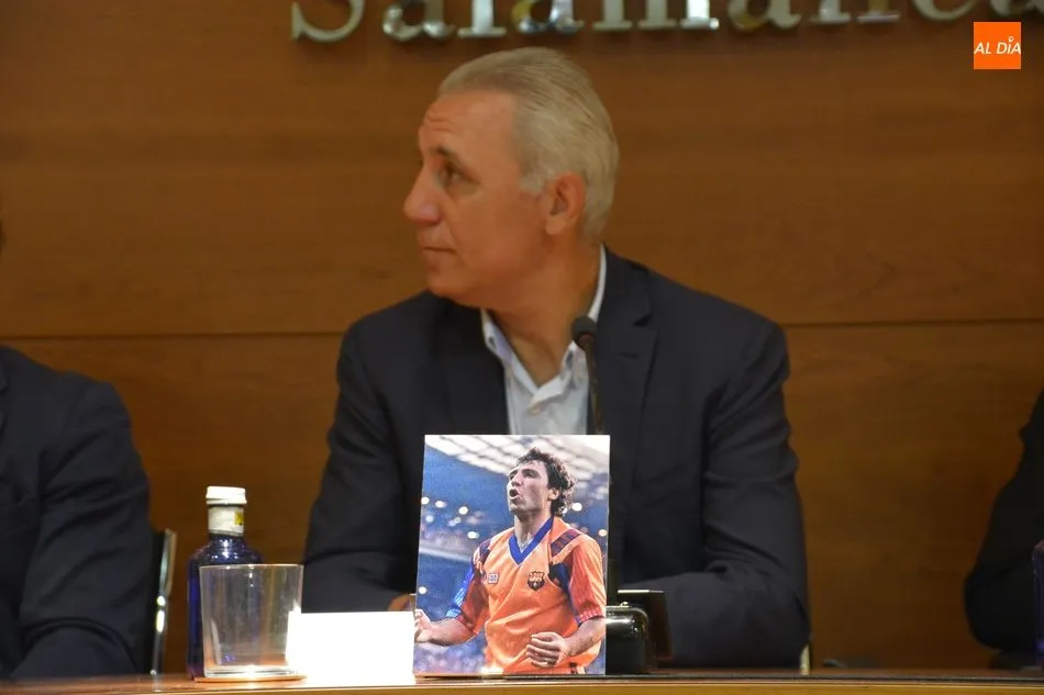 Foto 7 - Stoichkov, Goikoetxea y Juan Carlos visten de azulgrana la C&aacute;mara de Comercio