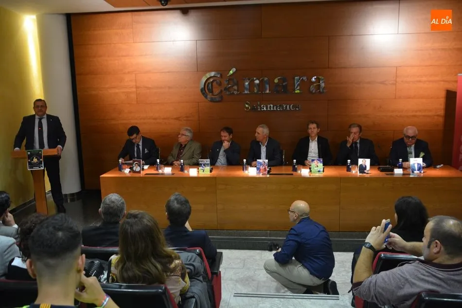 Foto 6 - Stoichkov, Goikoetxea y Juan Carlos visten de azulgrana la C&aacute;mara de Comercio