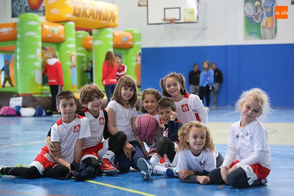Foto 2 - Arranca con &eacute;xito una nueva edici&oacute;n del Pequebasket de la mano de Caja Rural y la Delegaci&oacute;n...