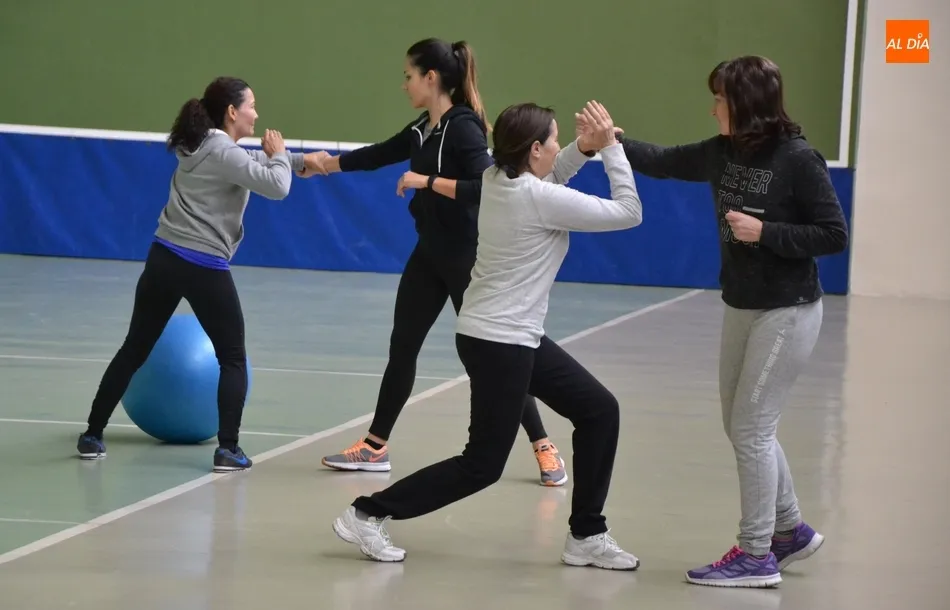 Foto 9 - Una veintena de mujeres toma parte en la primera sesi&oacute;n de defensa personal  