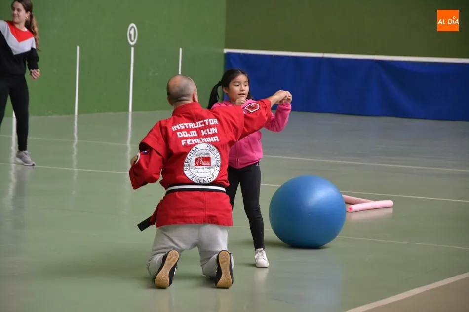 Foto 10 - Una veintena de mujeres toma parte en la primera sesi&oacute;n de defensa personal  