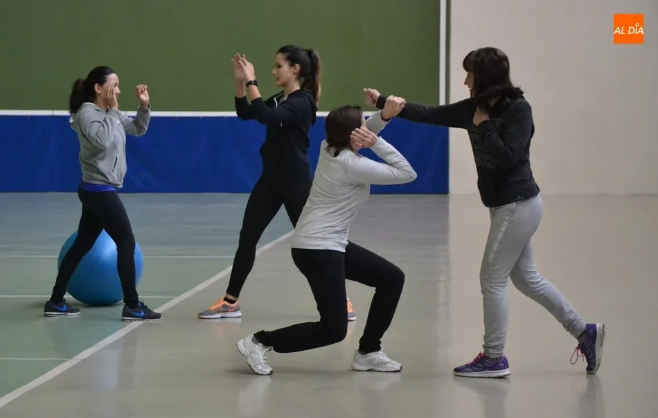 Foto 8 - Una veintena de mujeres toma parte en la primera sesi&oacute;n de defensa personal  