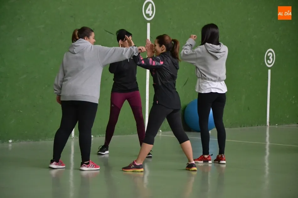 Foto 6 - Una veintena de mujeres toma parte en la primera sesi&oacute;n de defensa personal  
