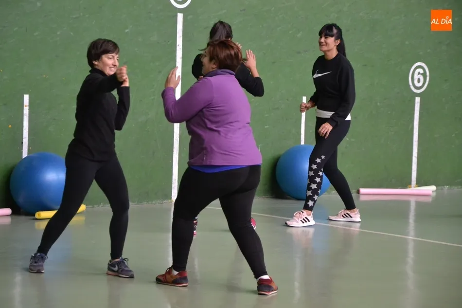 Foto 3 - Una veintena de mujeres toma parte en la primera sesi&oacute;n de defensa personal  