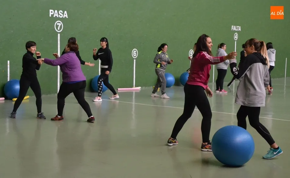 Una veintena de mujeres toma parte en la primera sesión de defensa personal  