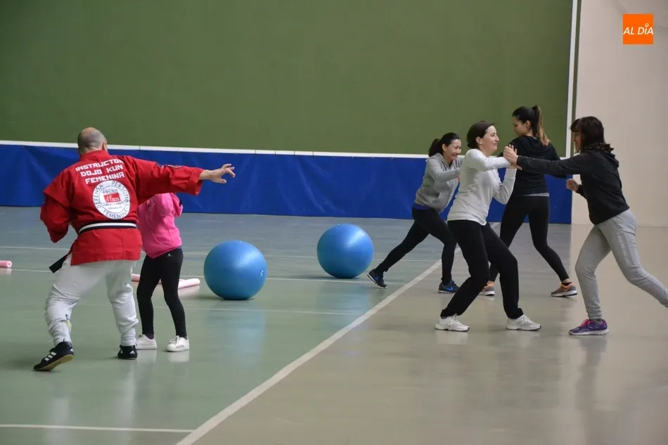 Foto 2 - Una veintena de mujeres toma parte en la primera sesi&oacute;n de defensa personal  