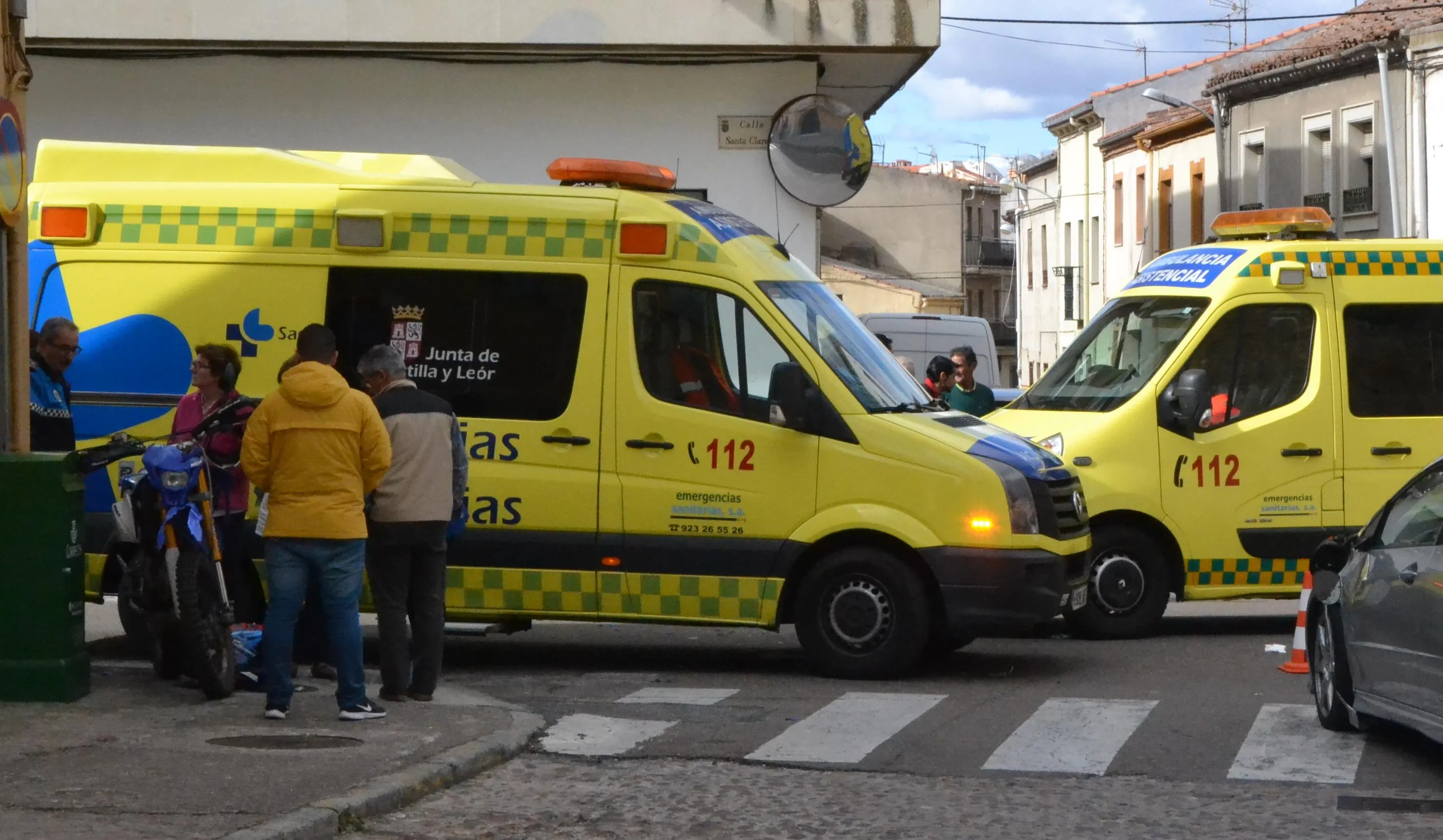 Foto 8 - Dos j&oacute;venes resultan heridos al impactar la moto en la que viajaban contra un turismo  