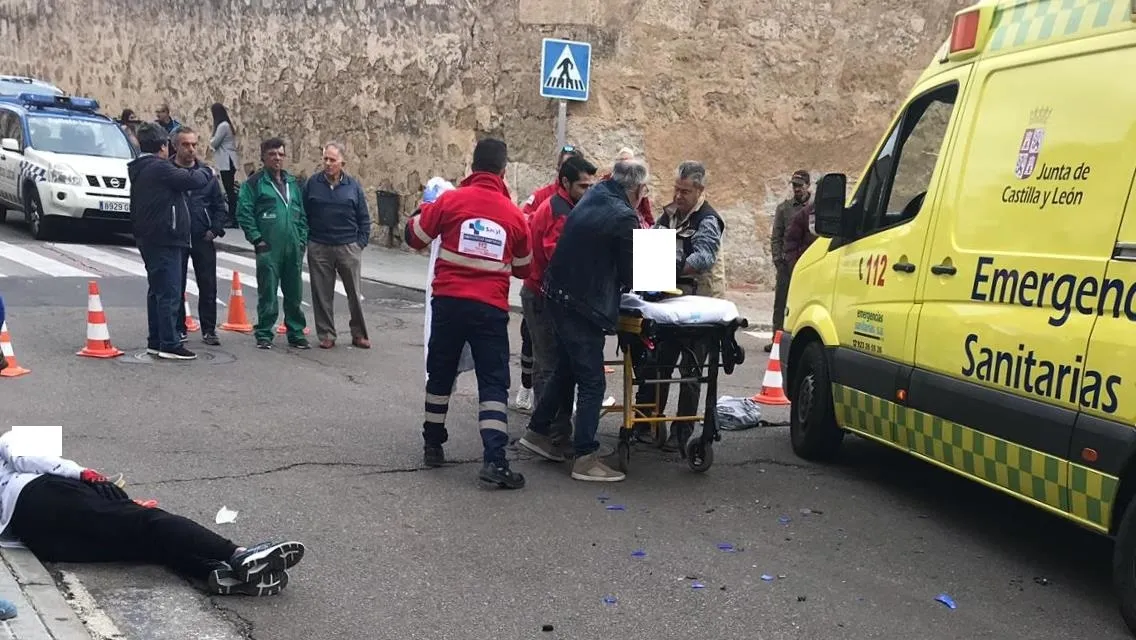 Dos jóvenes resultan heridos al impactar la moto en la que viajaban contra un turismo  