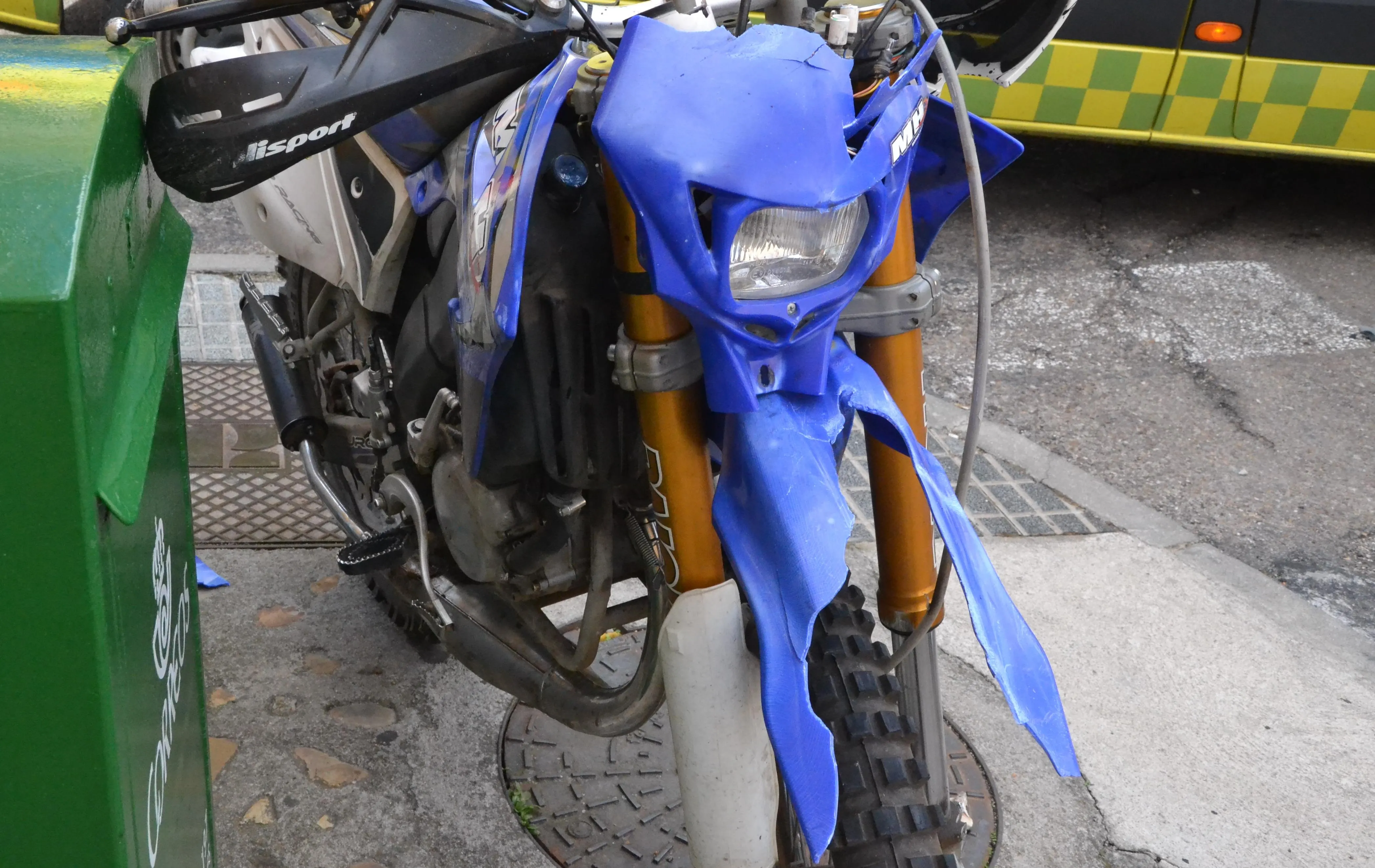 Foto 6 - Dos j&oacute;venes resultan heridos al impactar la moto en la que viajaban contra un turismo  