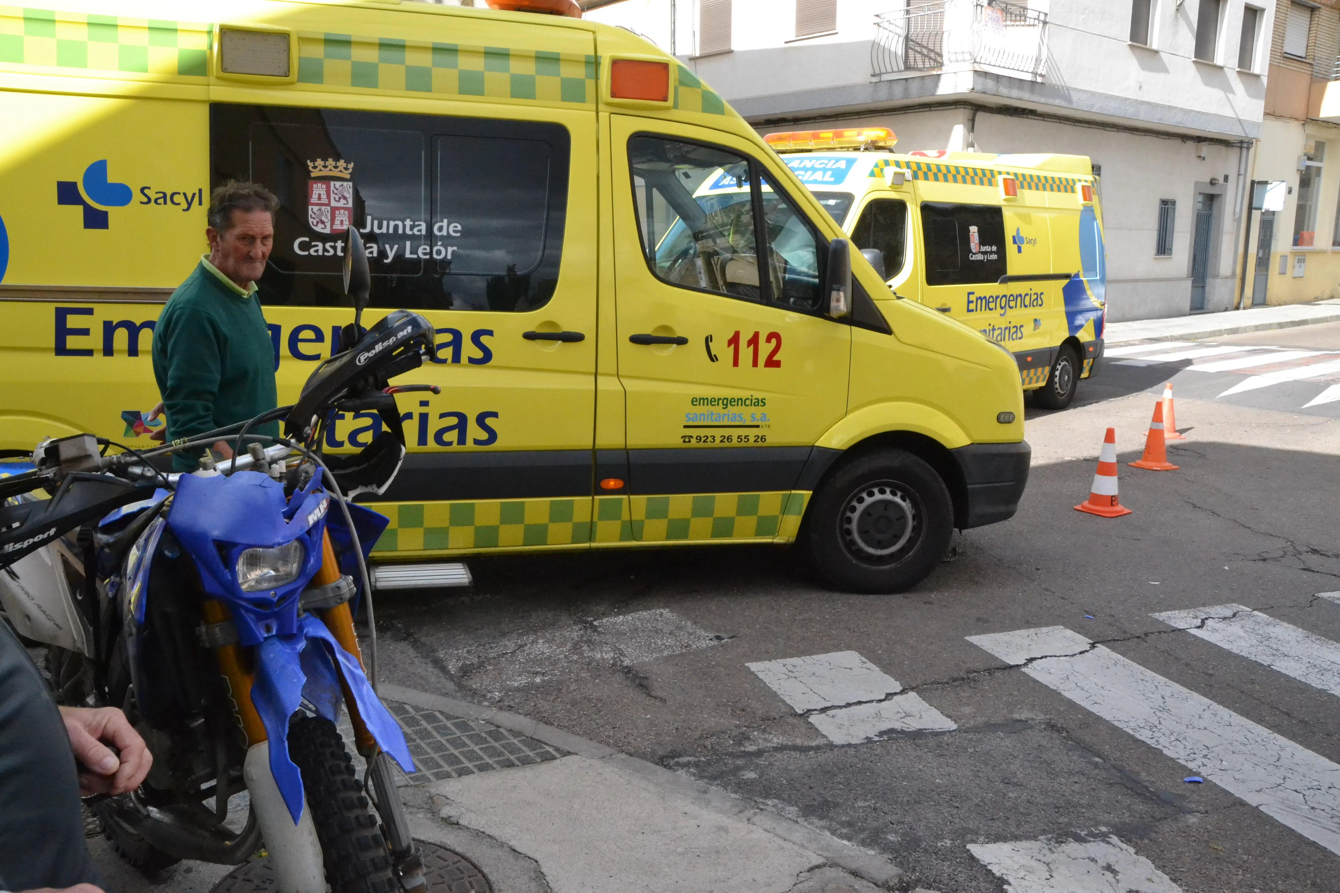Foto 5 - Dos j&oacute;venes resultan heridos al impactar la moto en la que viajaban contra un turismo  