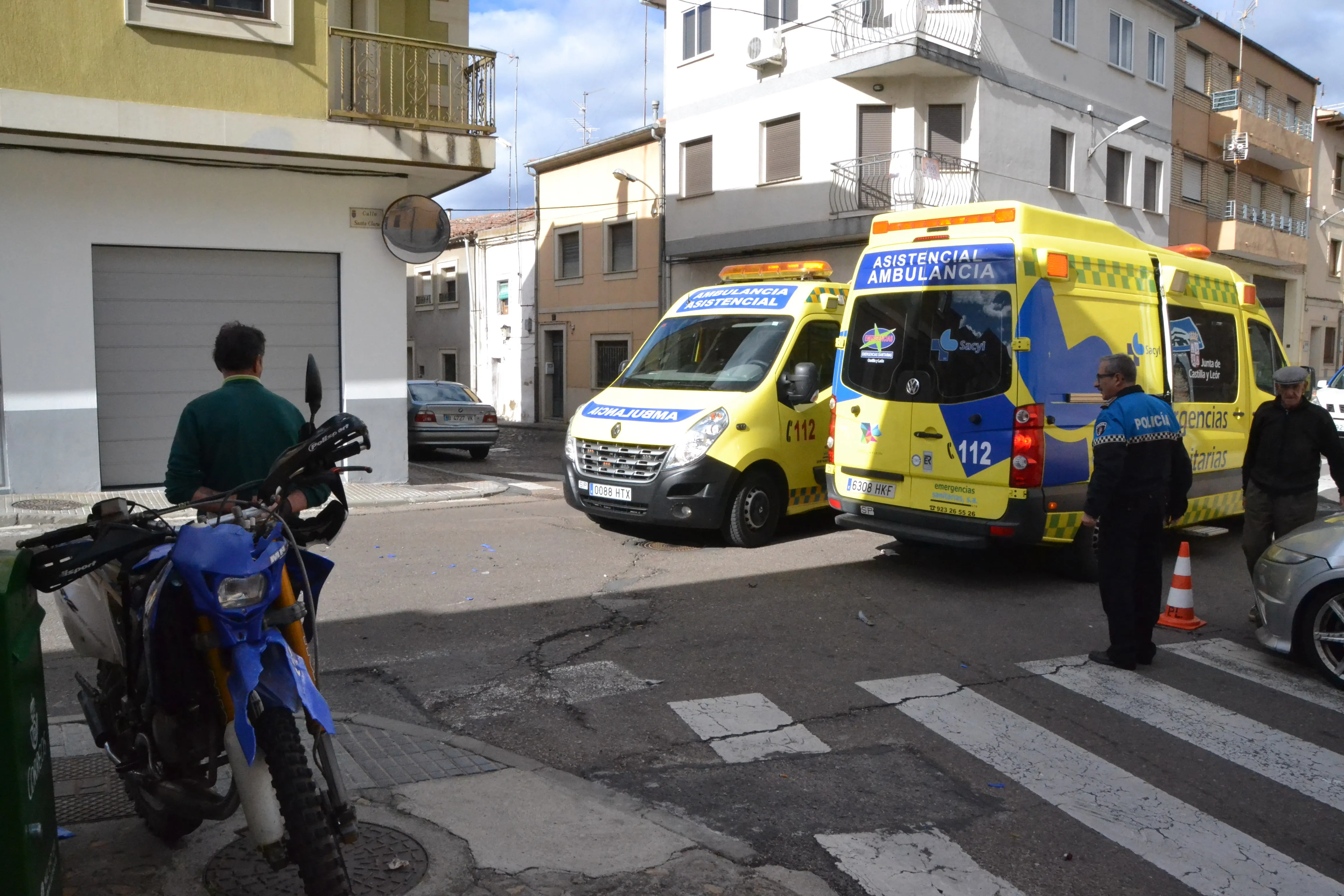 Foto 4 - Dos j&oacute;venes resultan heridos al impactar la moto en la que viajaban contra un turismo  
