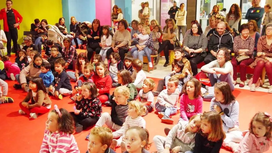 Niños durante el cuentacuentos de Raúl Vacas.